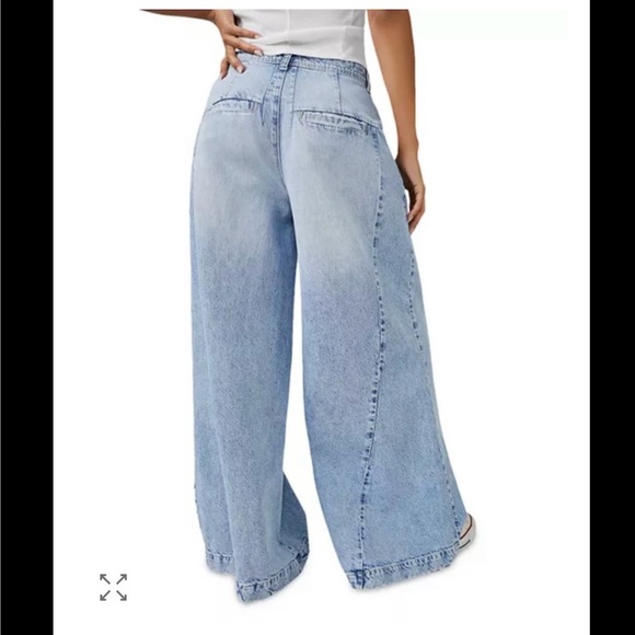 Free People
Equinox Cotton Wide Leg Jeans in Open Sky - Picture 12 of 13